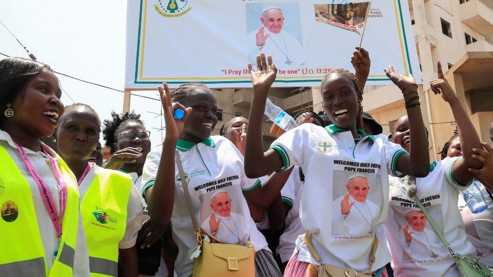 Acolhida ao Papa no aeroporto em Juba. (REUTERS/Thomas Mukoya)