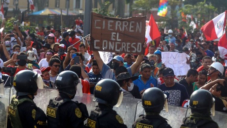 Archivo: Manifestantes participan en la marcha "Toma Lima" para protestar contra la presidenta de ʱ, Dina Boluarte, en Lima.