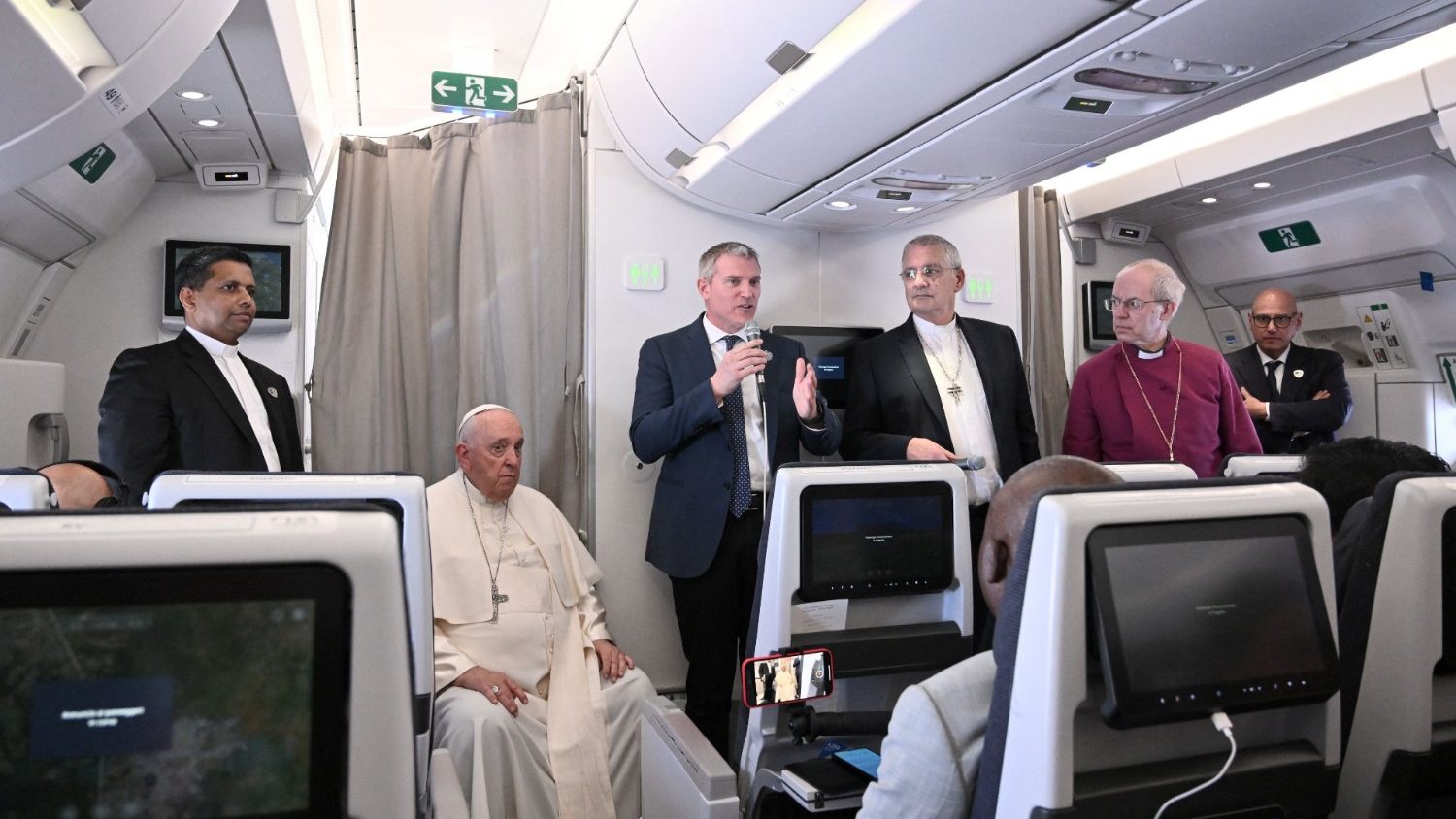 Háborúban áll az egész világ, álljunk le még időben! – ferenc pápa sajtótájékoztatója - vatican news