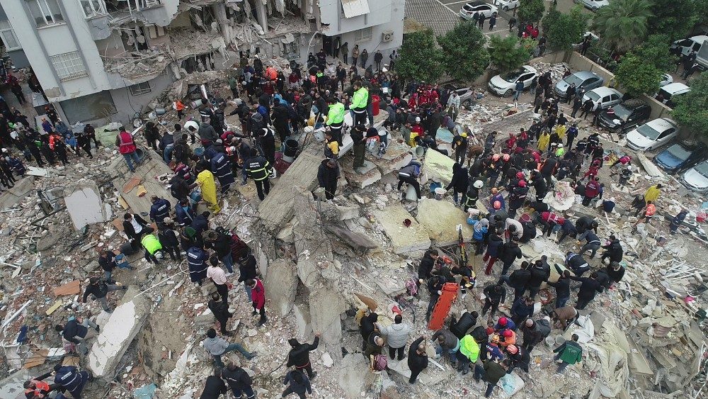 Pessoas procuram entre escombros aps um terremoto em Adana, Turquia, 6 de fevereiro de 2023. Ihlas News Agency (IHA) via REUTERS