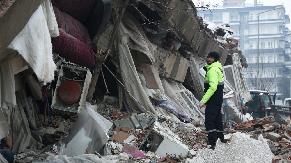 Pessoas procuram sobreviventes sob os escombros aps terremoto em Diyarbakir, Turquia, 6 de fevereiro de 2023. REUTERS/Sertac Kayar