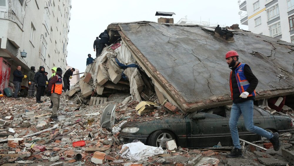 Rescuers search for survivors under the rubble following an earthquake in Diyarbakir, Turkey February 6, 2023. REUTERS/Sertac Kayar