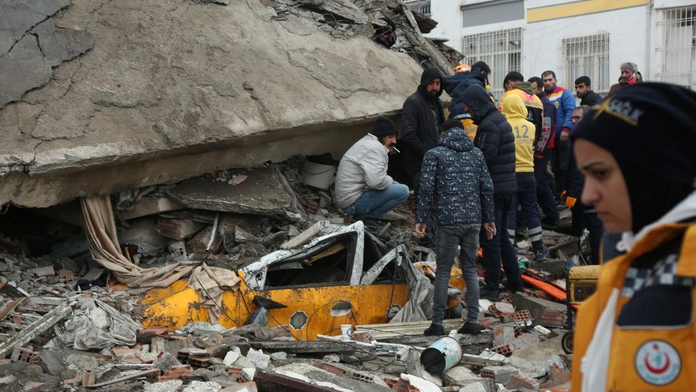 Equipes de resgate procuram sobreviventes sob os escombros aps um terremoto em Diyarbakir, Turquia, 6 de fevereiro de 2023. REUTERS/Sertac Kayar