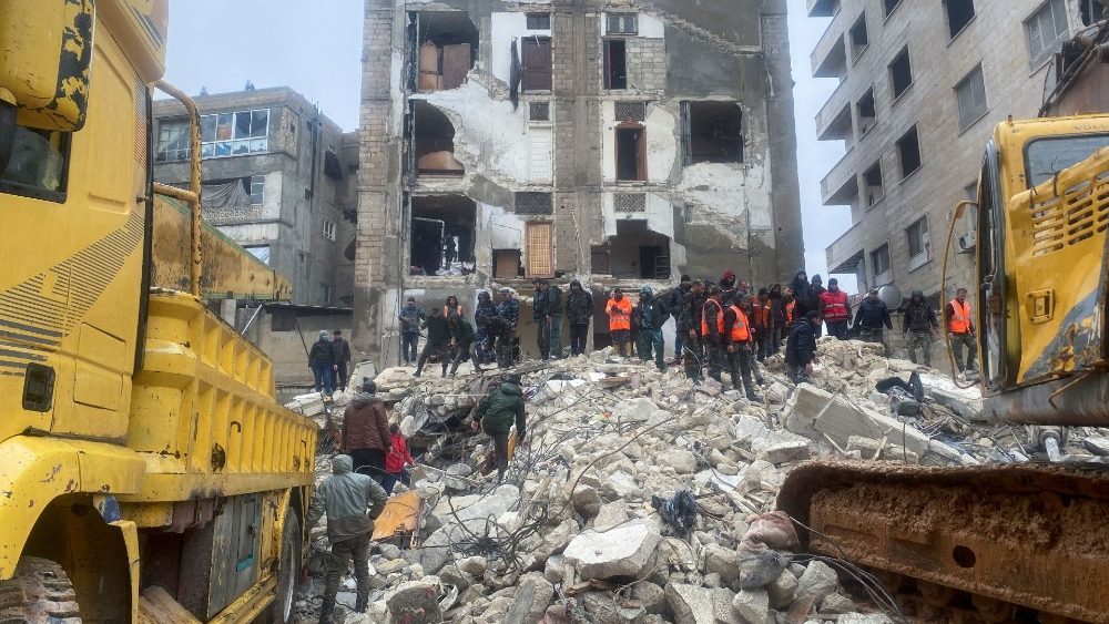 Equipes de resgate procuram sobreviventes sob os escombros de um prdio que desabou aps um terremoto, em Hama, , 6 de fevereiro de 2023. REUTERS/Firas Makdesi