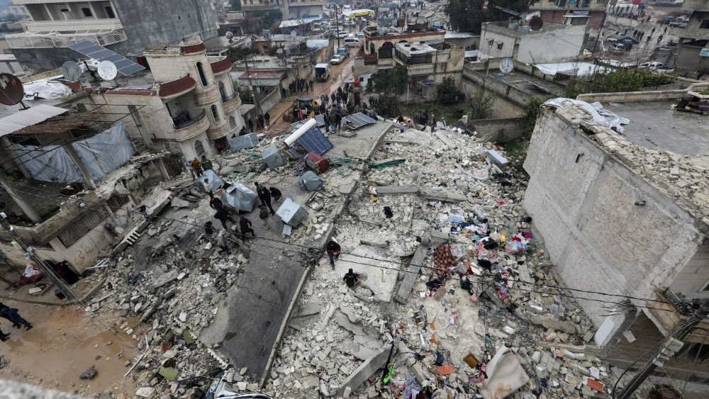 Pessoas se renem enquanto equipes de resgate procuram sobreviventes sob os escombros, aps um terremoto, na cidade controlada por rebeldes de Jandaris, , 6 de fevereiro de 2023. REUTERS/Khalil Ashawi