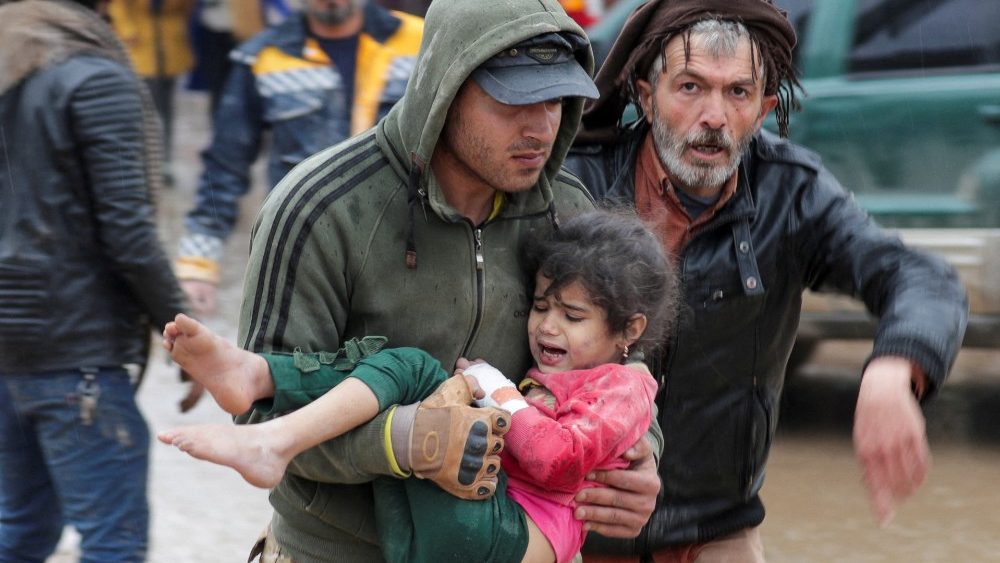 Um homem carrega uma menina aps um terremoto na cidade de Jandaris, controlada pelos rebeldes, na , em 6 de fevereiro de 2023. REUTERS/Khalil Ashawi