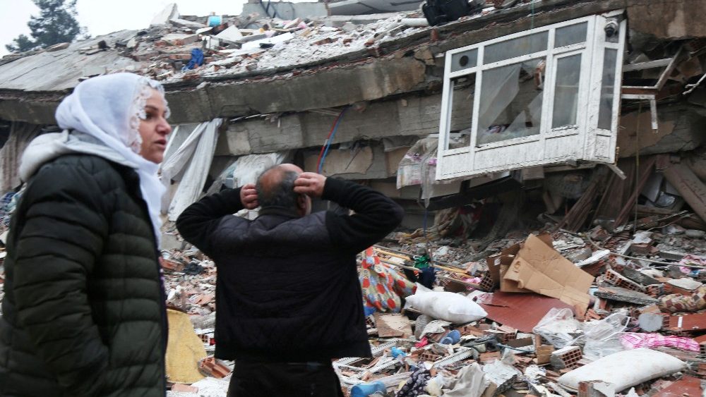 Pessoas procuram sobreviventes sob os escombros aps terremoto em Diyarbakir, Turquia, 6 de fevereiro de 2023. REUTERS/Sertac Kayar