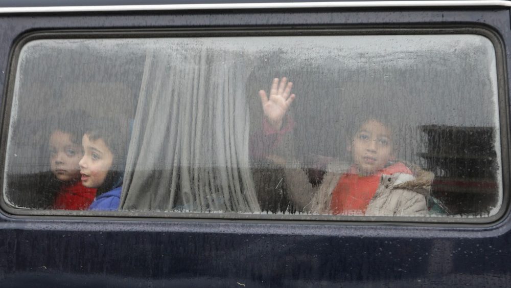 Crian?as olham pelas janelas de um carro aps um terremoto na cidade de Jandaris, controlada pelos rebeldes, na , 6 de fevereiro de 2023. REUTERS/Khalil Ashawi