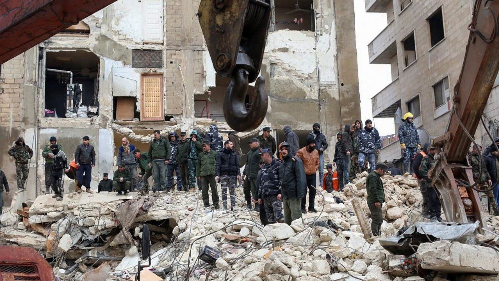 Equipes de resgate usam equipamento pesado em busca de sobreviventes no local de um prdio que desabou aps terremoto, em Hama, , 6 de fevereiro de 2023. REUTERS/Yamam al Shaar