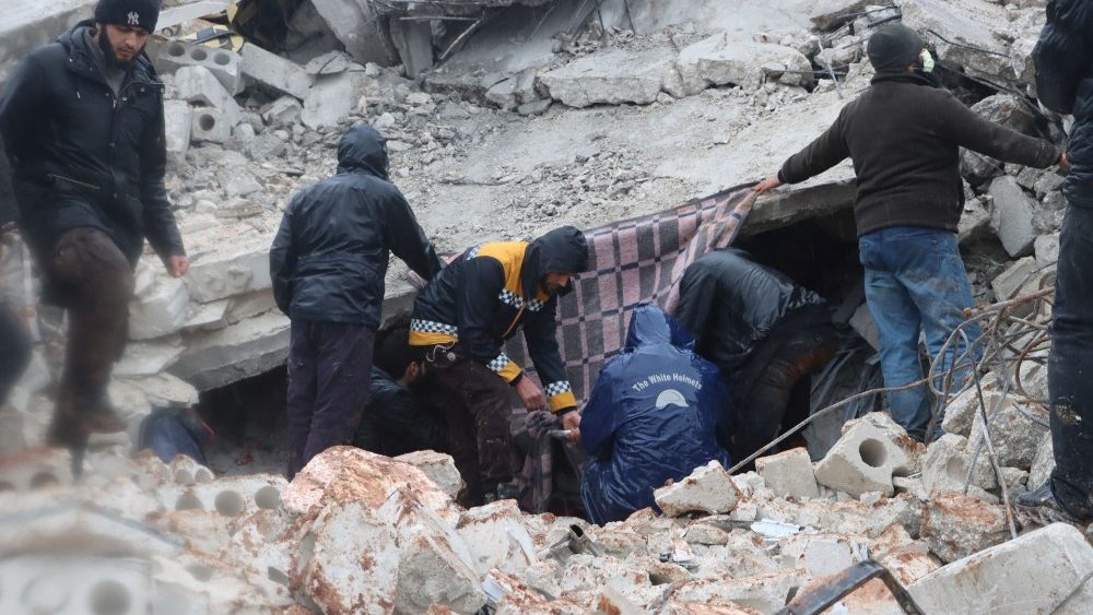 Resgates em Al Atarib, Siria. (White Helmet/via Reuters)