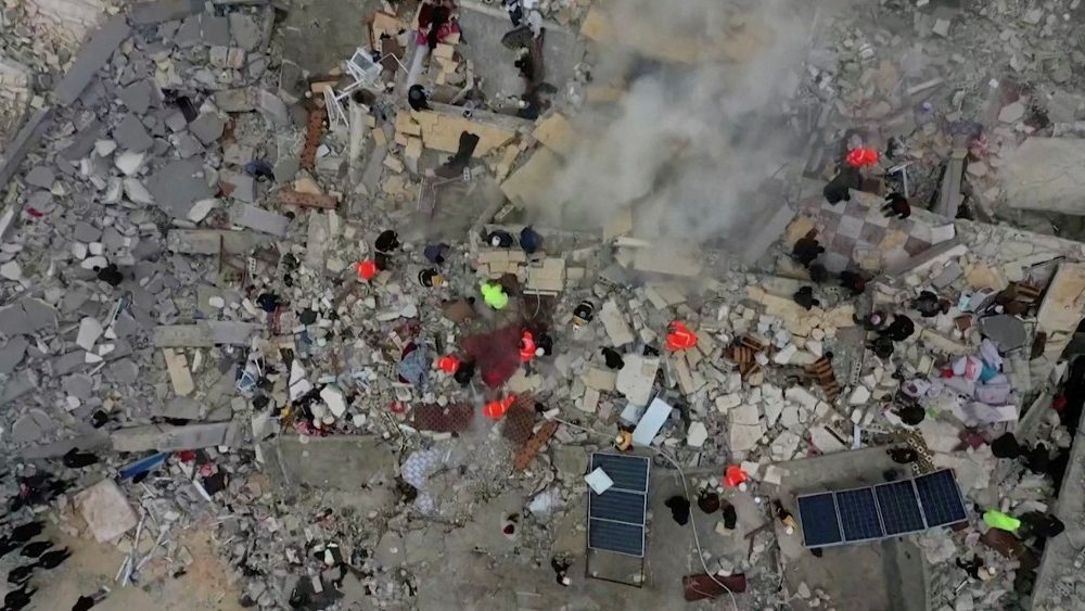 Equipes de resgate vasculham os escombros de edifcios desmoronados aps um terremoto, na cidade de Sarmada, controlada pelos rebeldes, na Sria, em 6 de fevereiro de 2023, neste ainda obtido de um vdeo. Capacetes Brancos/via REUTERS