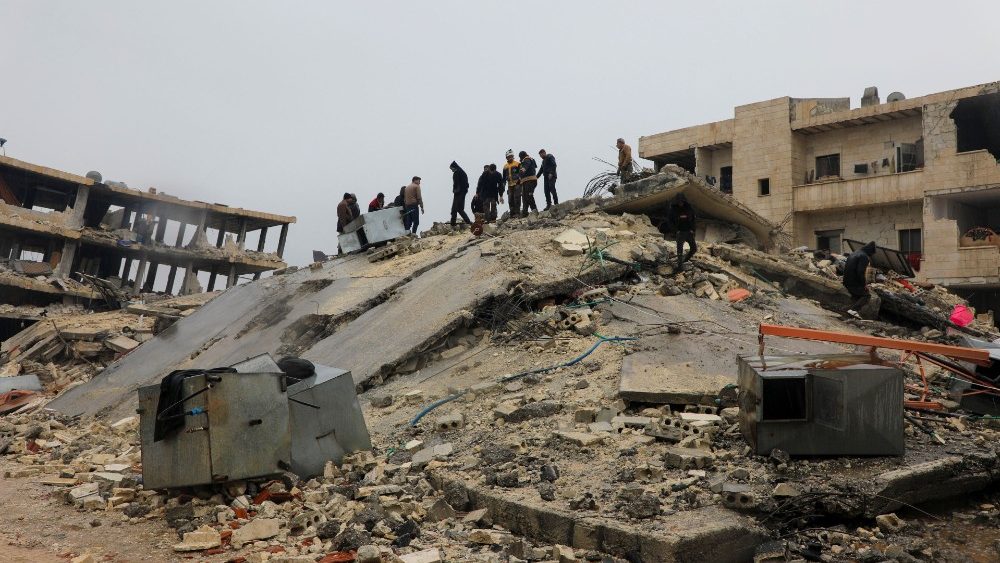 Equipes de resgate procuram sobreviventes sob os escombros, aps um terremoto, na cidade de Jandaris, controlada pelos rebeldes, na , 6 de fevereiro de 2023. REUTERS/Mahmoud Hassano