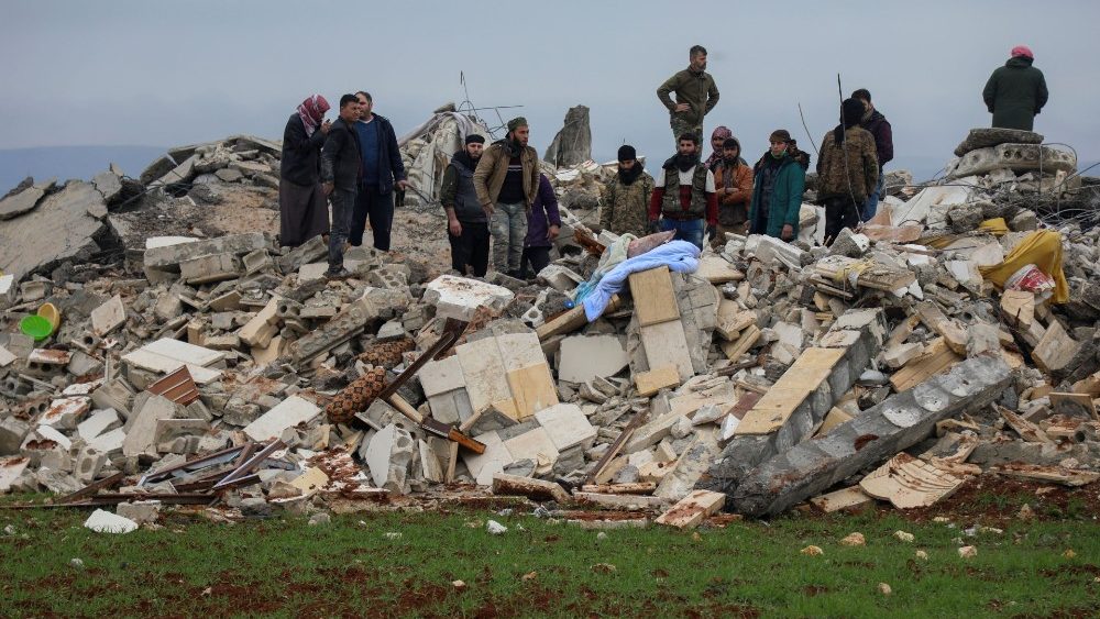 Equipes de resgate procuram sobreviventes sob os escombros, aps um terremoto, na cidade de Jandaris, controlada pelos rebeldes, na , 6 de fevereiro de 2023. REUTERS/Mahmoud Hassano