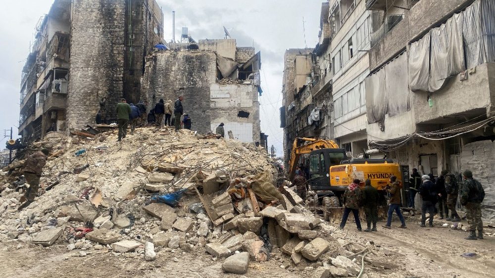 Pessoas procuram sobreviventes sob os escombros, aps terremoto, em Aleppo, , 6 de fevereiro de 2023. REUTERS/Firas Makdesi