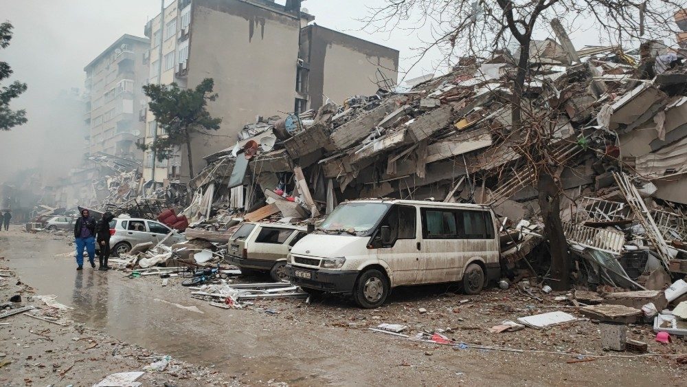 Pessoas em frente a prdios desabados aps terremoto em Kahramanmaras, Turquia, 6 de fevereiro de 2023. Ihlas News Agency (IHA) via REUTERS