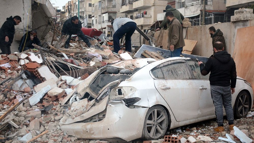 Equipes de resgate procuram sobreviventes no local de um prdio desabado, aps um terremoto, em Latakia, , 6 de fevereiro de 2023 neste folheto divulgado pela SANA. SANA/Divulga??o via REUTERS