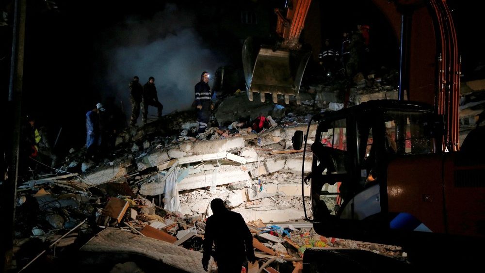 Uma equipe de resgate trabalha em um prdio que desabou aps um terremoto em Osmaniye, Turquia, 6 de fevereiro de 2023. REUTERS/Dilara Senkaya