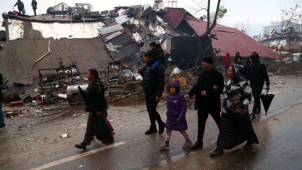 Pessoas passam por um prdio que desabou aps um terremoto em Kahramanmaras, Turquia. REUTERS/Cagla Gurdogan