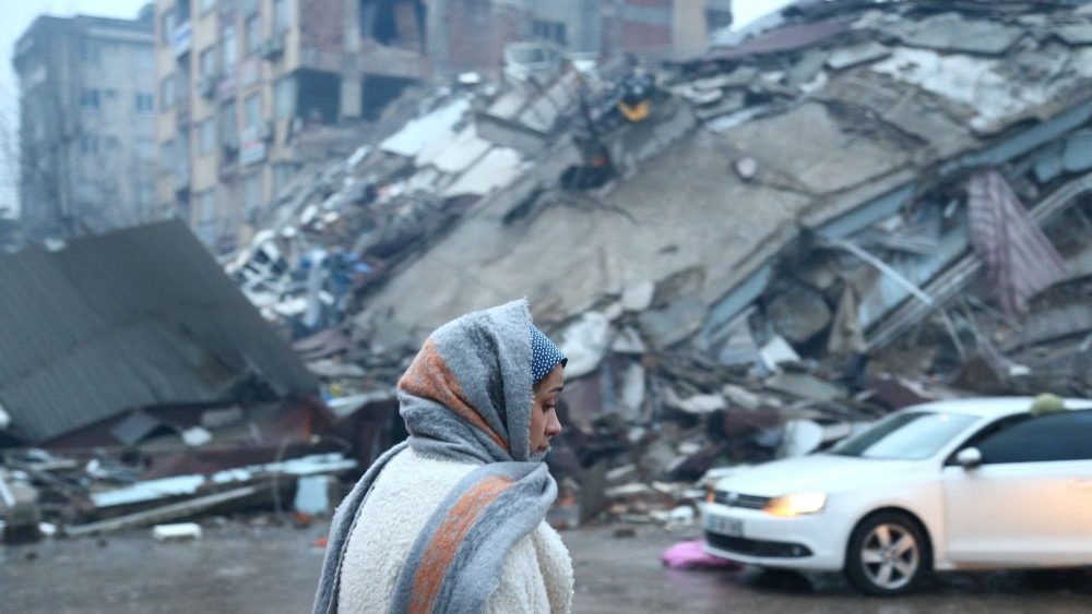 Uma mulher fica perto de um prdio que desabou aps um terremoto em Kahramanmaras, Turquia. REUTERS/Cagla Gurdogan
