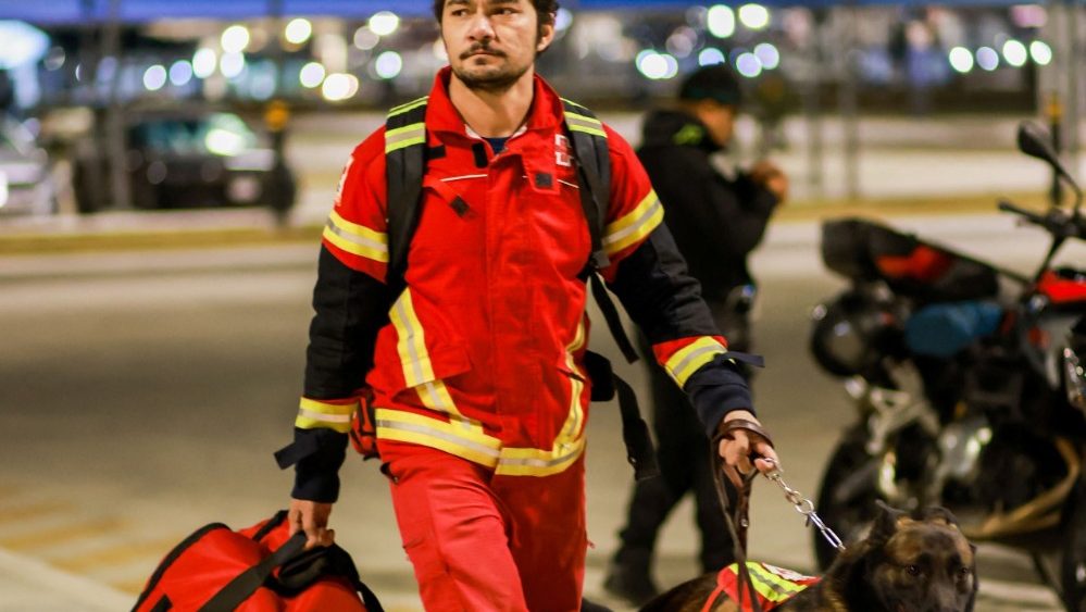Um membro de uma equipe de resgate caminha para embarcar em um avi?o da For?a Area com equipes de busca e resgate para ajudar aps um terremoto na Turquia, na base area militar de Santa Lucia, nos arredores da Cidade do Mxico, Mxico, 6 de fevereiro de 2023. Presidncia/Folheto via REUTERS