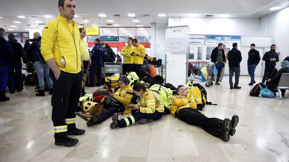 Equipes de resgate da organiza??o humanitria "@fire" chegam ao Aeroporto Adana Sakirpasa aps um terremoto em Adana, Turquia, 7 de fevereiro de 2023. REUTERS/Benoit Tessier