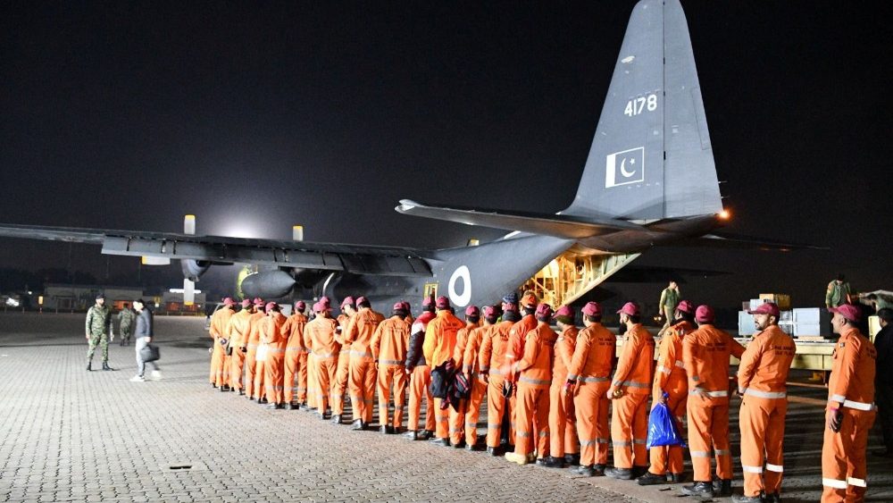 Membros da equipe de Busca e Resgate Urbano do Exrcito do Paquist?o embarcam em uma aeronave da For?a Area para ajudar aps um terremoto na Turquia, na base area de Nur Khan em Rawalpindi, Paquist?o, em 7 de fevereiro de 2023. Inter-Services Public Relations (ISPR) /Divulga??o via REUTERS