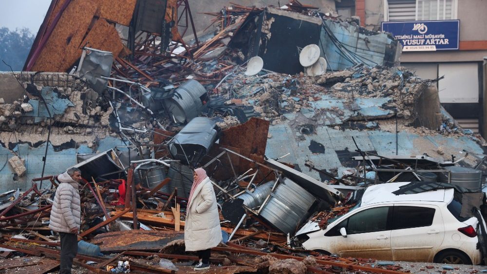 Pessoas observam escombros e danos aps terremoto em Hatay, Turquia, 7 de fevereiro de 2023 REUTERS/Umit Bektas