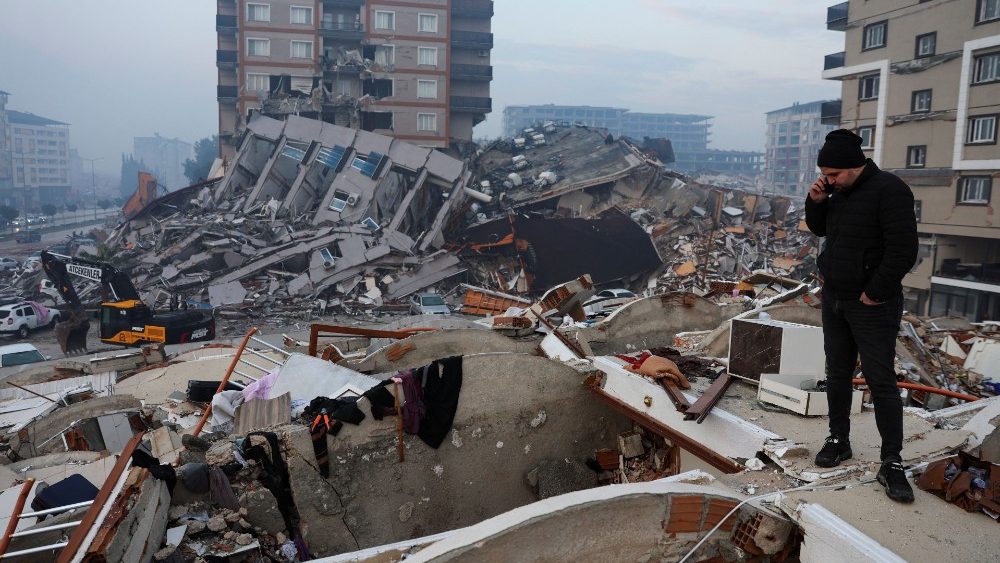Um homem em meio aos escombros observa os danos causados pelo terremoto em Hatay, na Turquia, em 7 de fevereiro de 2023. REUTERS/Umit Bektas