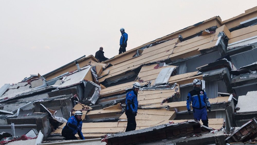 Equipes de resgate procuram sobreviventes sob os escombros aps um terremoto em Hatay, Turquia, 7 de fevereiro de 2023. REUTERS/Umit Bektas