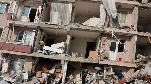 Terremoto: mortos passam de 8 mil, enquanto buscas por sobreviventes continuam