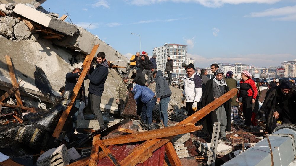 Pessoas em meio aos escombros enquanto a busca por sobreviventes continua aps um terremoto em Hatay, Turquia, 7 de fevereiro de 2023. REUTERS/Umit Bektas