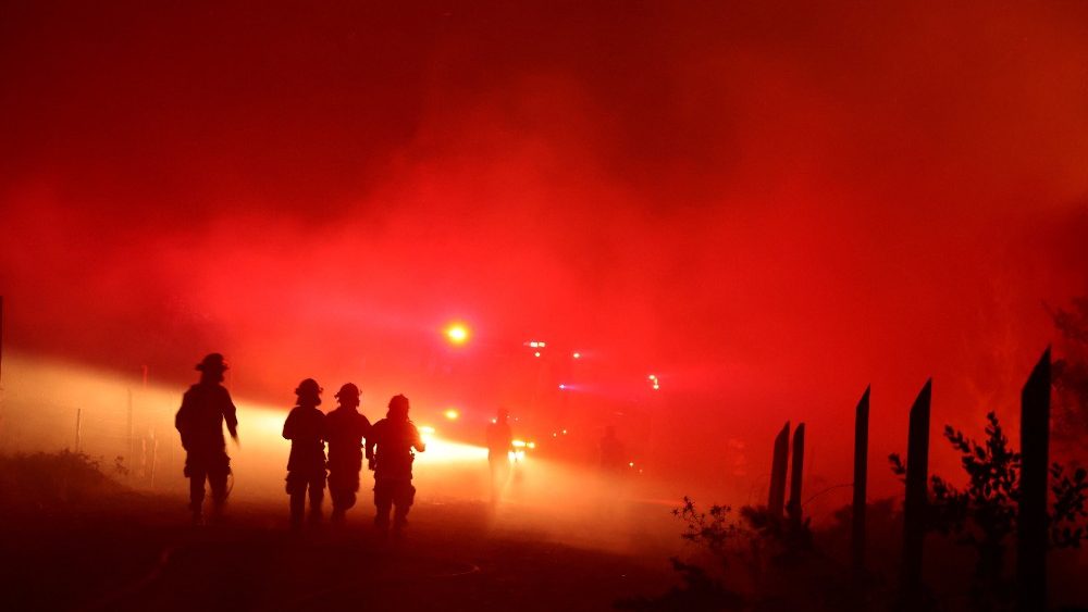 Bombeiros trabalham para apagar incndio florestal em Quillon, Chile, 7 de fevereiro de 2023. REUTERS/Ivan Alvarado
