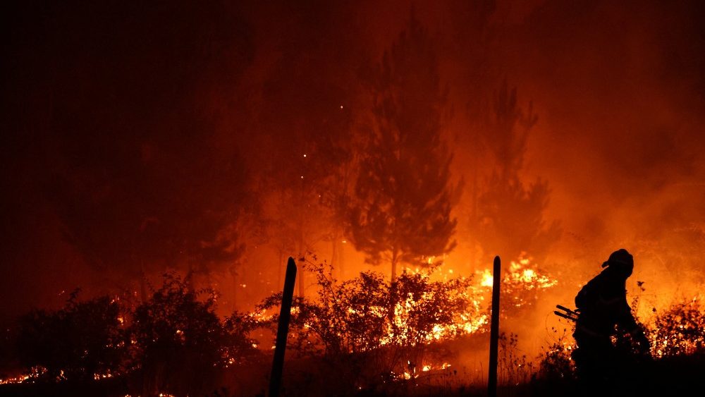 Bombeiros trabalham para apagar incndio florestal em Quillon, Chile, 7 de fevereiro de 2023. REUTERS/Ivan Alvarado