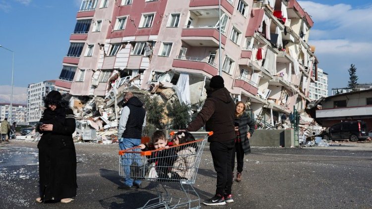 Otthon nélkül maradt török család Hatay varosában
