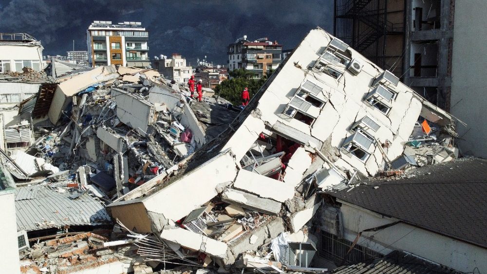 Pessoas procuram sobreviventes na unidade de terapia intensiva do hospital estadual desmoronado de Iskenderun aps um terremoto em Iskenderun, distrito de Hatay, Turquia, 7 de fevereiro de 2023. REUTERS/Benoit Tessier