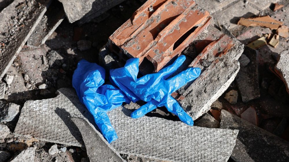 Um par de luvas  visto na unidade de terapia intensiva do hospital estadual desmoronado de Iskenderun aps um terremoto em Iskenderun, distrito de Hatay, Turquia, 7 de fevereiro de 2023. REUTERS/Benoit Tessier
