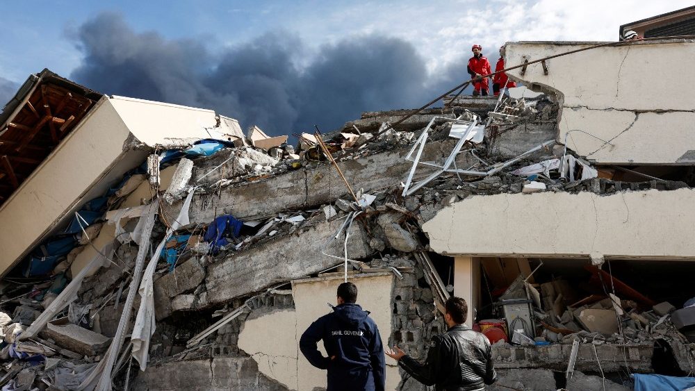 Pessoas procuram sobreviventes na unidade de terapia intensiva do hospital estadual desmoronado de Iskenderun aps um terremoto em Iskenderun, distrito de Hatay, Turquia, 7 de fevereiro de 2023. REUTERS/Benoit Tessier