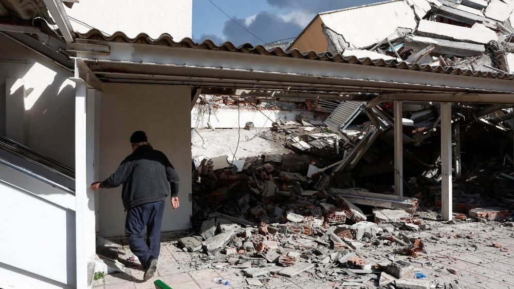 Uma pessoa caminha perto do local da unidade de terapia intensiva do hospital estadual de Iskenderun que desabou aps um terremoto em Iskenderun, distrito de Hatay, Turquia, 7 de fevereiro de 2023. REUTERS/Benoit Tessier