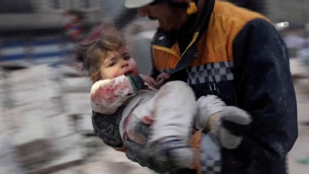 Um socorrista carrega uma crian?a sria, Raghad Ismail, para longe dos escombros de um prdio aps um terremoto em Azaz, , controlada por rebeldes, em 6 de fevereiro de 2023, nesta imagem esttica tirada de vdeo. REUTERS TV/via REUTERS