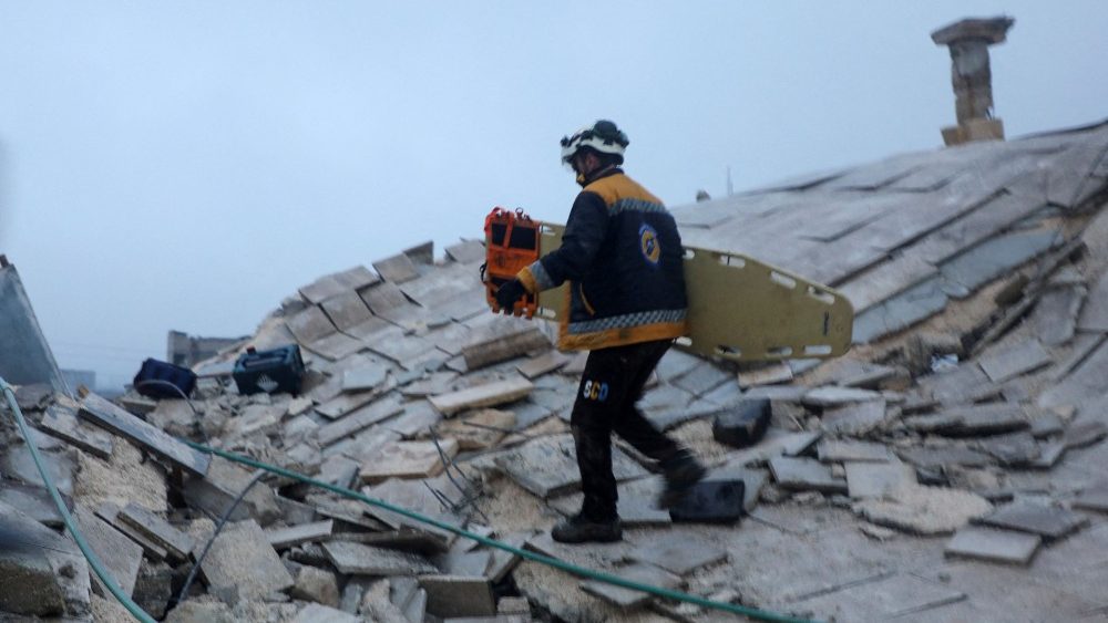 Um socorrista trabalha no local de um prdio danificado, aps um terremoto, em Azaz, na , controlado por rebeldes, em 6 de fevereiro de 2023. REUTERS/Mahmoud Hassano/Foto de arquivo
