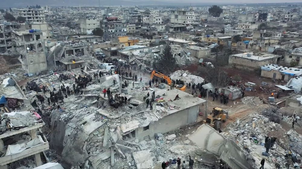 Prdios danificados e opera??es de resgate s?o vistos aps o terremoto, em Aleppo, , 7 de fevereiro de 2023. C(apacetes Brancos/Divulga??o via REUTERS)