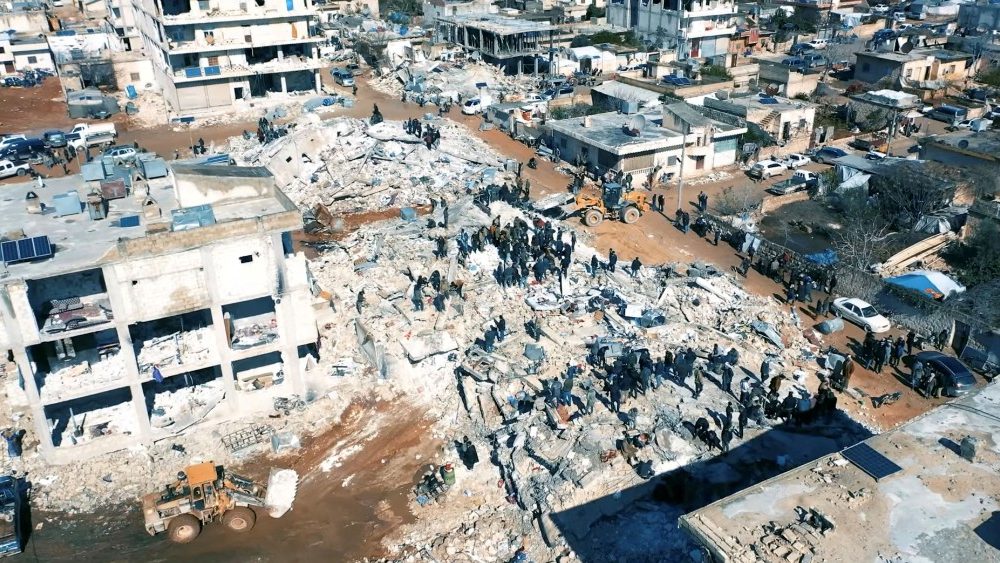 Edifcios danificados e opera??es de resgate s?o vistos aps o terremoto, em Aleppo, , 7 de fevereiro de 2023, nesta captura de tela tirada de um vdeo de mdia social. (Capacetes Brancos/ via REUTERS)