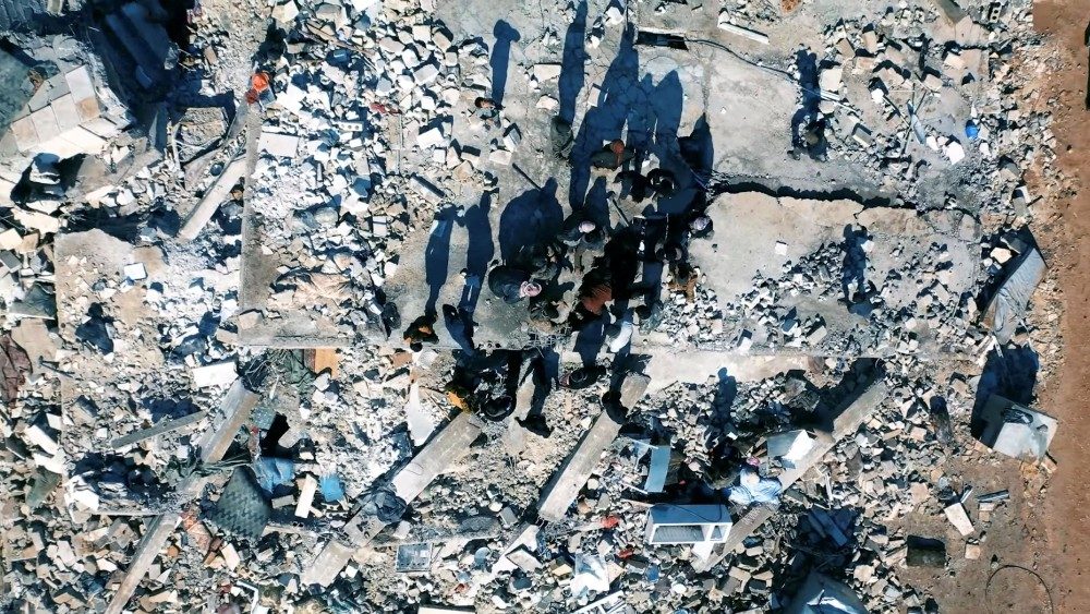 Edifcios danificados e opera??es de resgate s?o vistos aps o terremoto, em Aleppo, , 7 de fevereiro de 2023, nesta captura de tela tirada de um vdeo de mdia social. (Capacetes Brancos/via REUTERS)