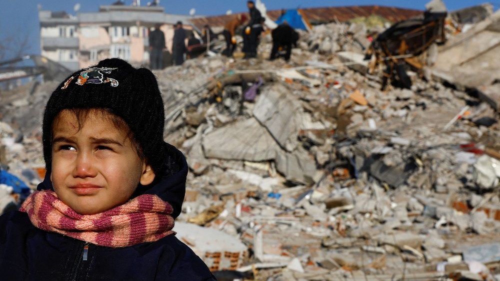 Uma crian?a observa as consequncias de um terremoto mortal em Kahramanmaras, Turquia, 8 de fevereiro de 2023. REUTERS/Suhaib Salem