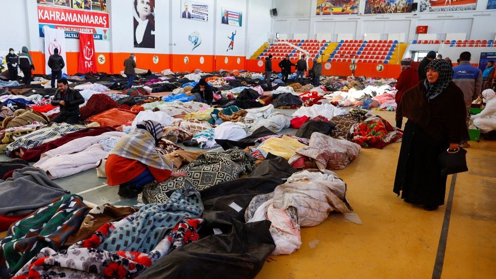 A rea??o de uma mulher ao lado dos corpos das پ em um estdio, aps um terremoto mortal em Kahramanmaras, Turquia, 8 de fevereiro de 2023. REUTERS/Suhaib Salem
