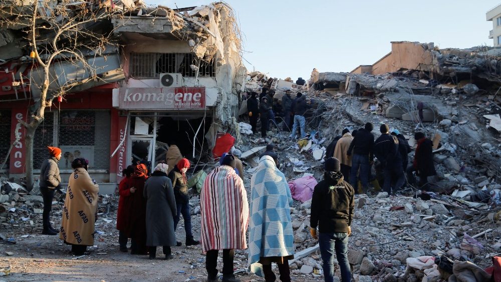 Pessoas em frente a um prdio que desabou aps um terremoto em Kahramanmaras, Turquia, 8 de fevereiro de 2023 REUTERS/Dilara Senkaya