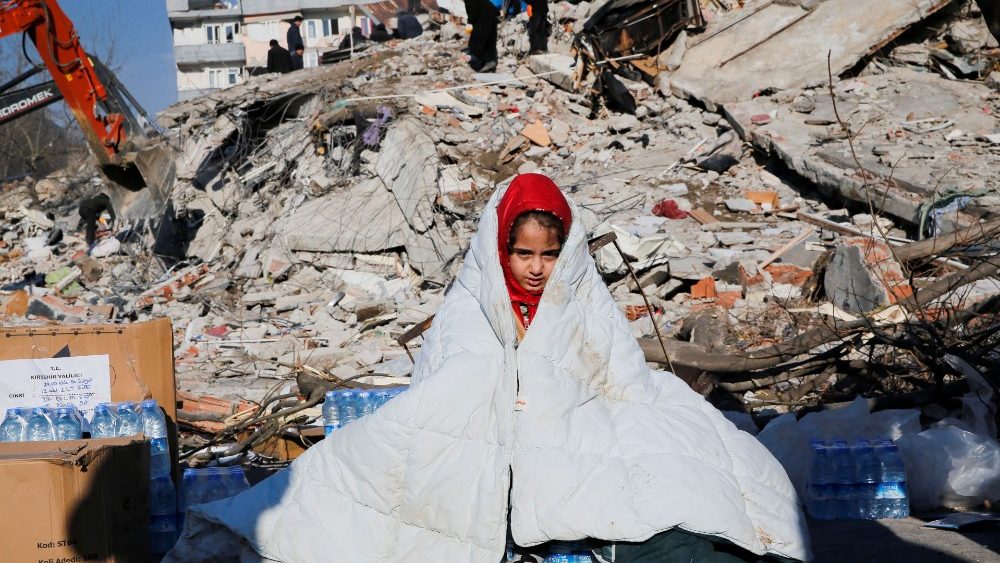 Uma menina senta perto do local de um prdio que desabou aps um terremoto em Kahramanmaras, Turquia, 8 de fevereiro de 2023. REUTERS/Dilara Senkaya