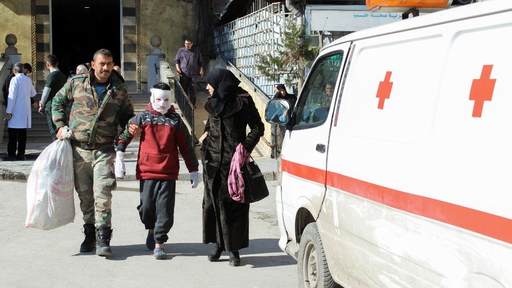 Um menino ferido sai de um hospital com a ajuda de seus pais aps o terremoto em Aleppo, , 8 de fevereiro de 2023. REUTERS/Firas Makdesi