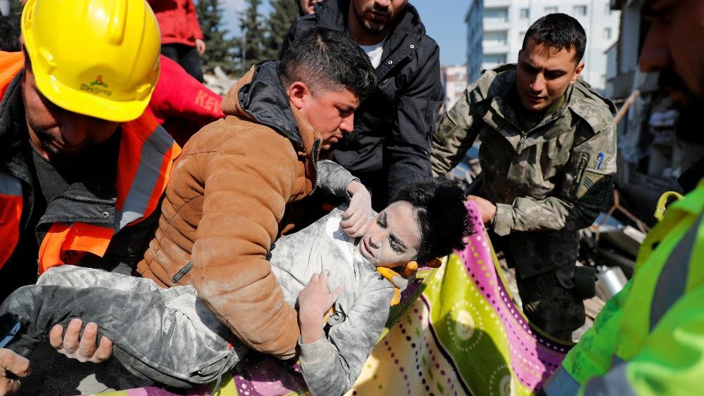Equipes de resgate carregam o menino srio Mehtez Farac, 8, que sobreviveu depois de ser retirado dos escombros aps um terremoto mortal em Hatay, Turquia, 8 de fevereiro de 2023. REUTERS/Kemal Aslan