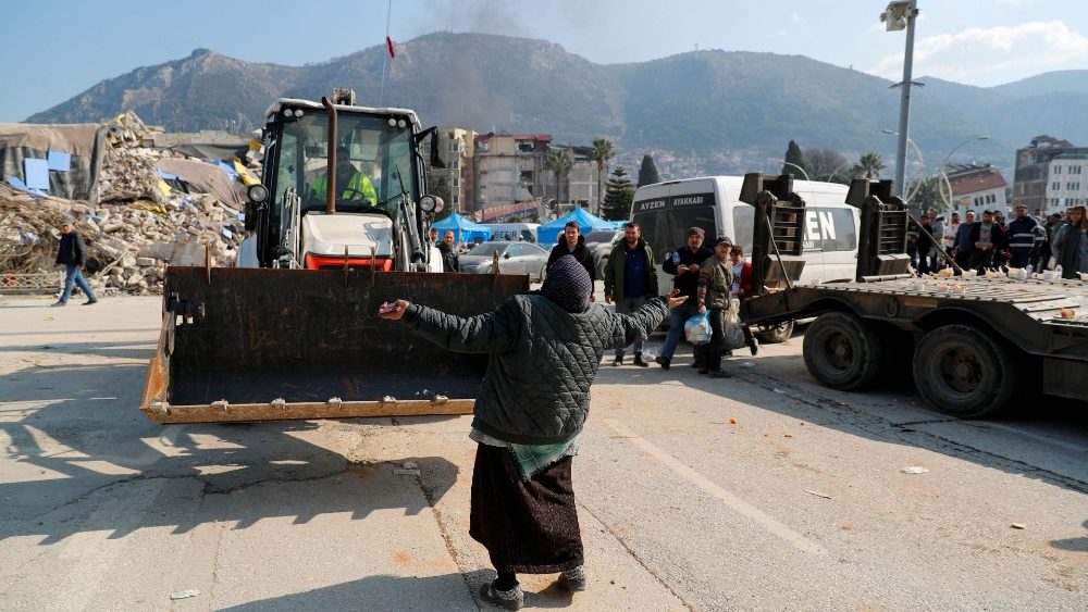 A rea??o de uma mulher aps um terremoto mortal em Hatay, Turquia, 8 de fevereiro de 2023. REUTERS/Kemal Aslan
